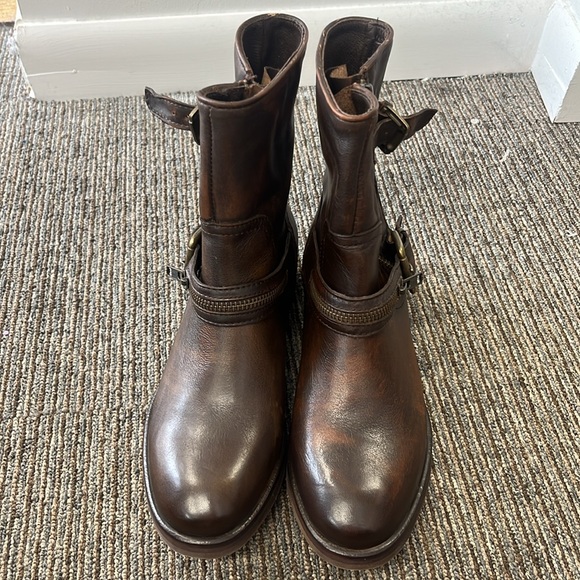 New. Treasure and bond brown distressed looking moto boot - Picture 2 of 6